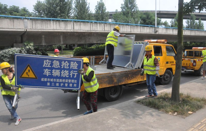 路面积水导致道路沉陷的险情时有发生
