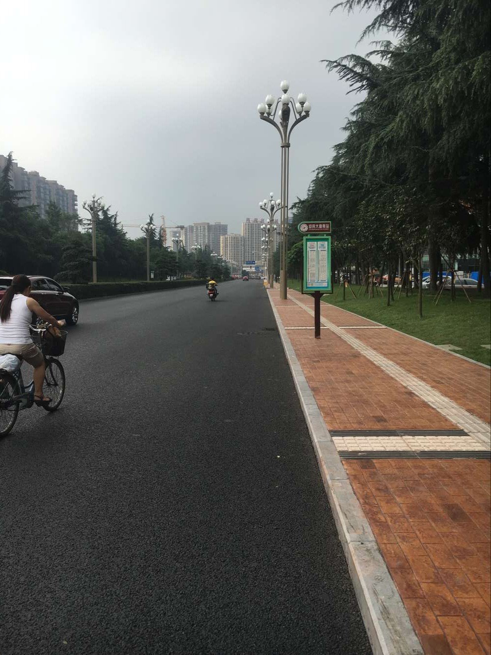 炎热充斥着整个城市的大街小巷