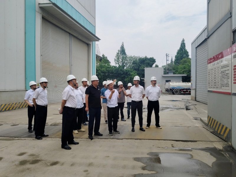 调研组实地踏勘拌合站生产厂区