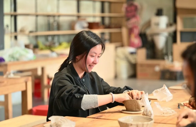 女职工们专注创作，将巧思融入陶土