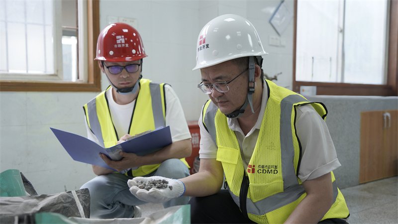 是默默坚守的市政建设者
